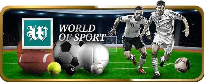 Một game thủ chuyên nghiệp đang thi đấu E-sports với màn hình và thiết bị hiện đại